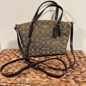 COACH: Small Signature MN Kelsey Crossbody